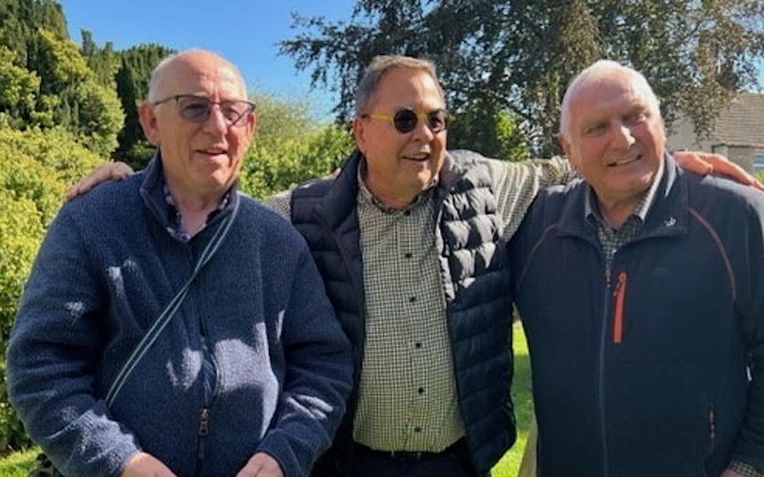 Families from Opposite Sides of Atlantic Meet by Chance at Grave of Ancestor ‘Absolutely Thrilled’ to Meet 4th Cousins