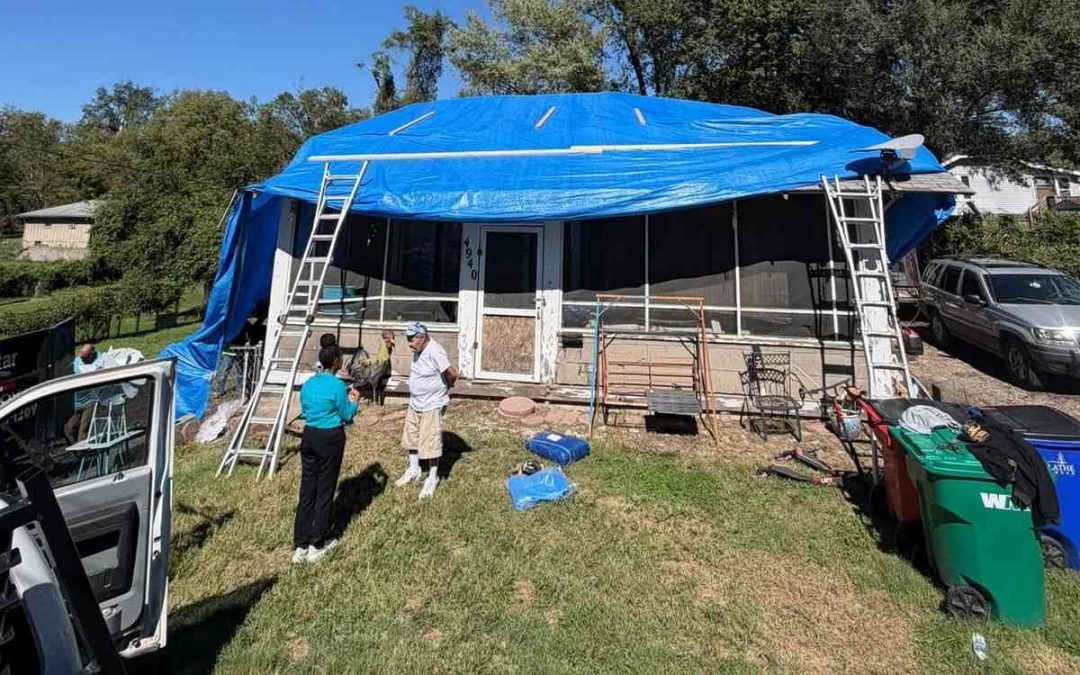 Strangers Showed Up to Man’s Destroyed House to Put Up a Tarp Having Seen His Televised Plea